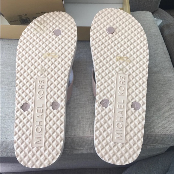MICHAEL KORS SOFT PINK SIZE 10 FLIP FLOPS. FREE SH - Picture 5 of 5
